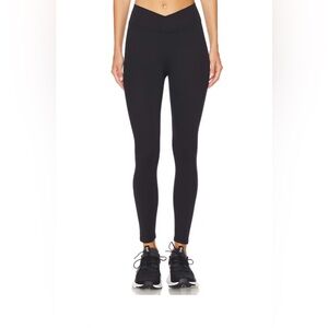 437 NWT Black V Leggings
